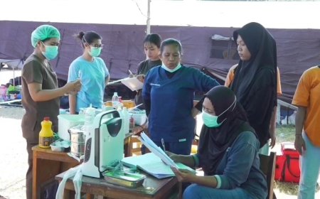 Pusdokkes Polri Berikan Layanan Kesehatan Gratis, 120 Warga Terdampak Gempa di Reo Telah Dilayani