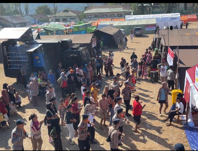 Polri Gelar Senam Trauma Healing untuk Bangkitkan Semangat Pengungsi Pascagempa