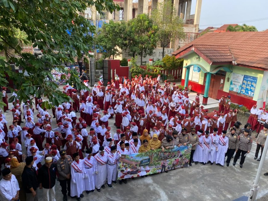 * Tak Sekadar Jaga Keamanan, Polri Ajak Pelajar Peduli Pendidikan dan Lingkungan*