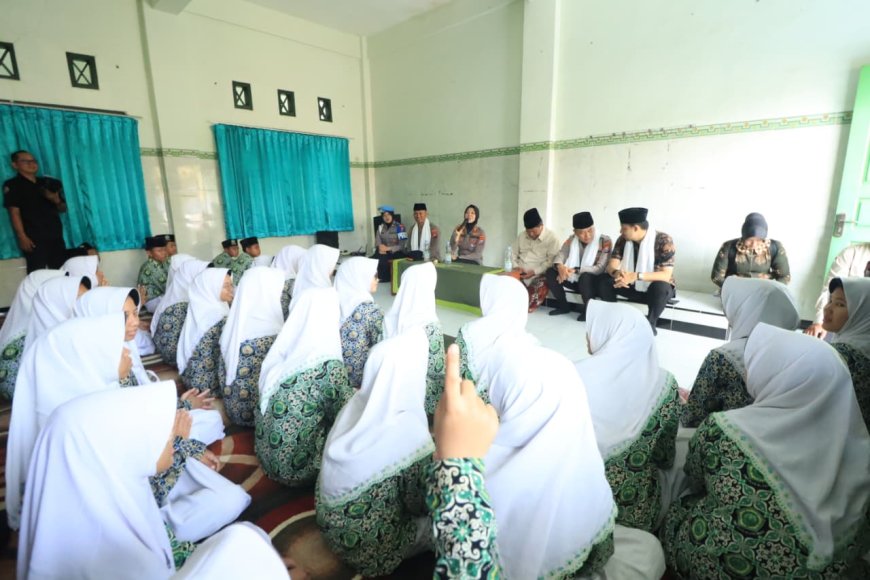 Polisi Peduli Pendidikan: Kapolres Bojonegoro Ajak Santri Al-Fatimah Jauhi Judol dan Bullying